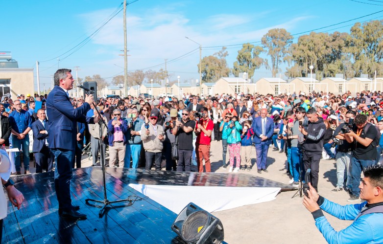 El gobernador Orrego entregó las llaves de nuevas viviendas a 204 familias en&nbsp;Caucete