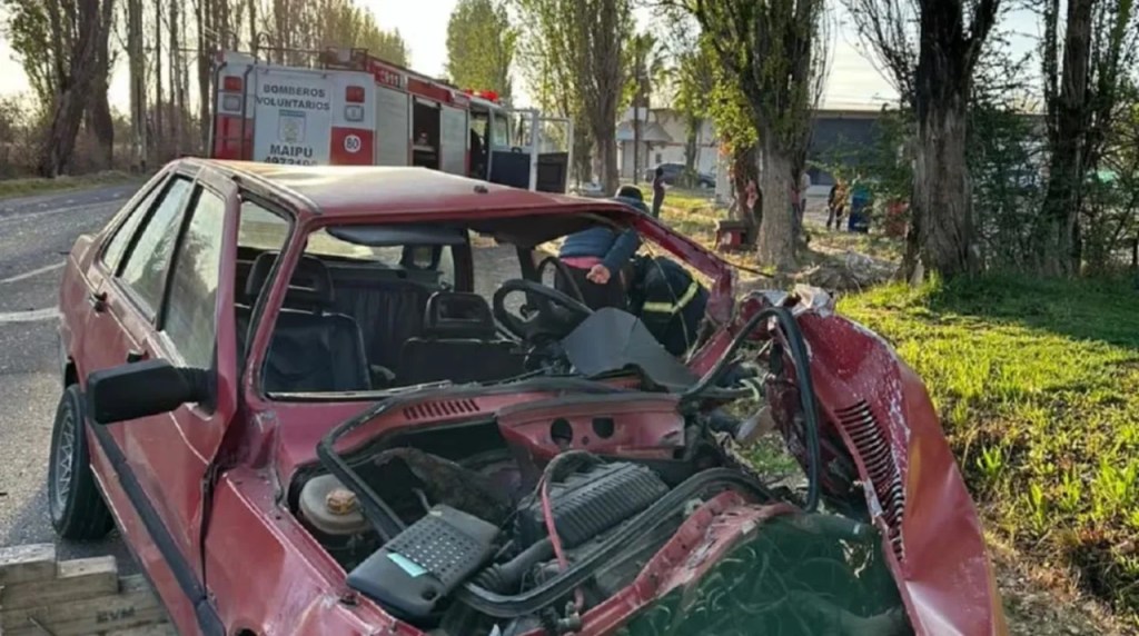 Choque en Mendoza: un auto cruzó de carril y su conductor falleció al impactar contra un&nbsp;colectivo