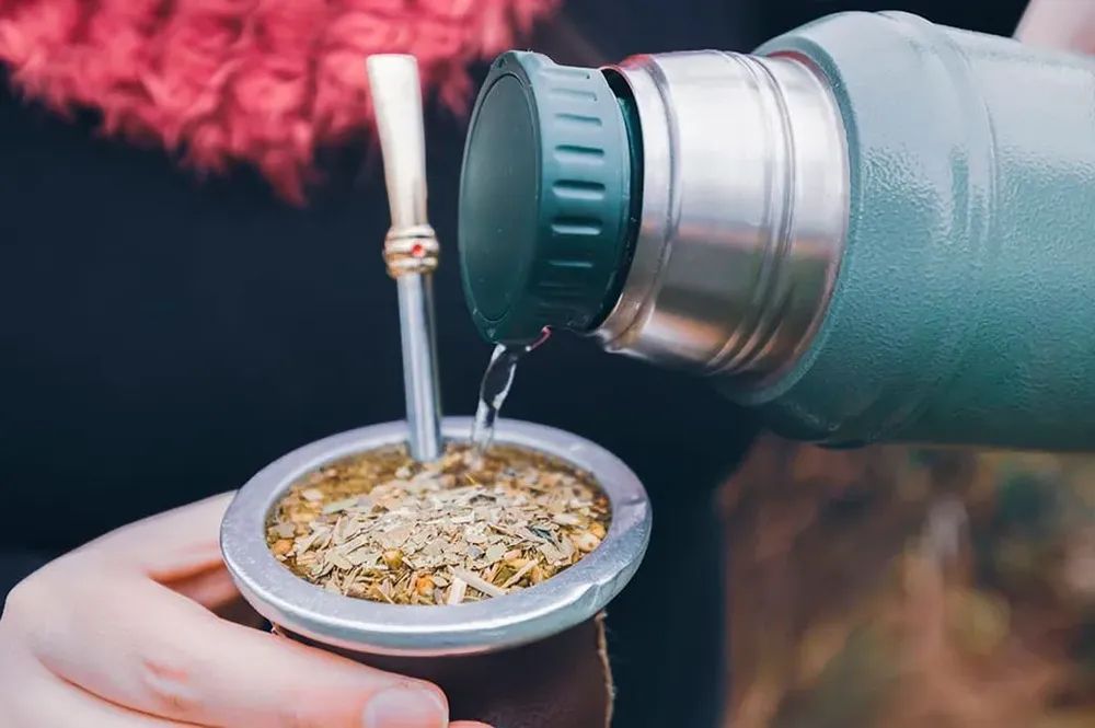 Multas por tomar mate al volante: en Mendoza pueden superar los&nbsp;$400.000