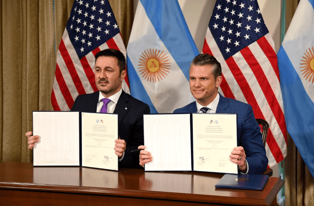 Luis Petri firmó en el Pentágono un acuerdo clave para la defensa de&nbsp;Argentina