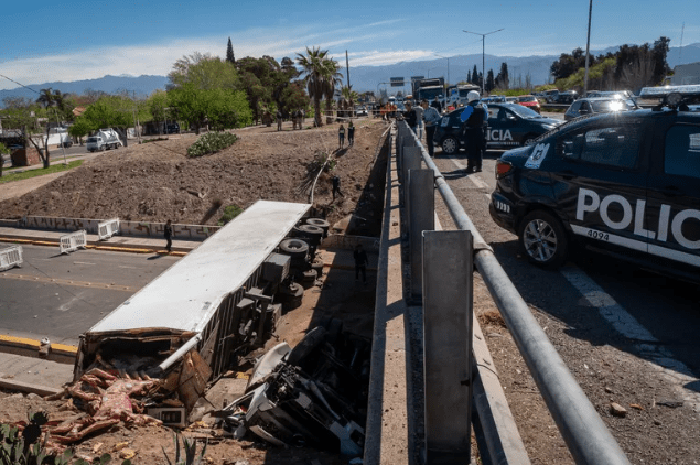 Volcó un camión con carne en Mendoza y vecinos intentaron llevarse la&nbsp;mercadería