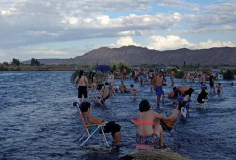 Refuerzan controles para evitar que la gente se bañe en los canales de San Juan