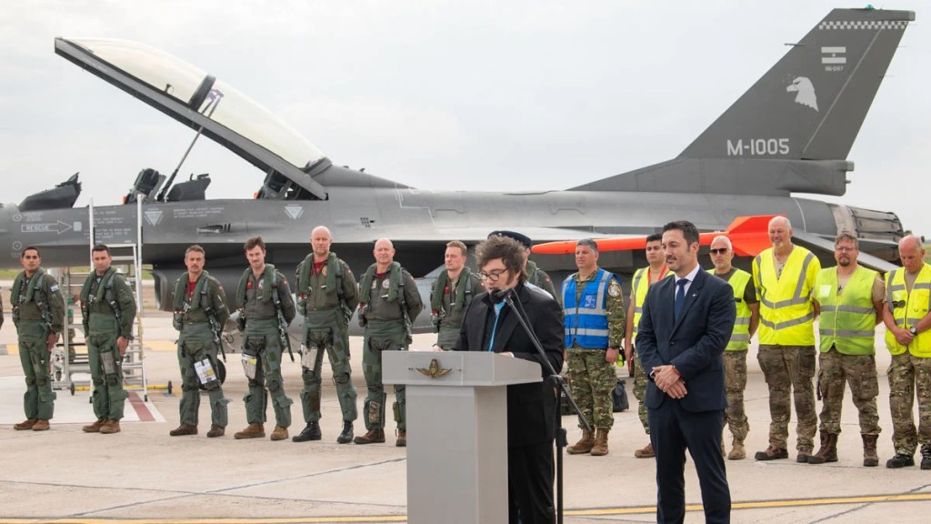 Histórico: los F-16 de Petri volaron por primera vez y, junto a Milei, inician una nueva etapa en la Fuerza Aérea