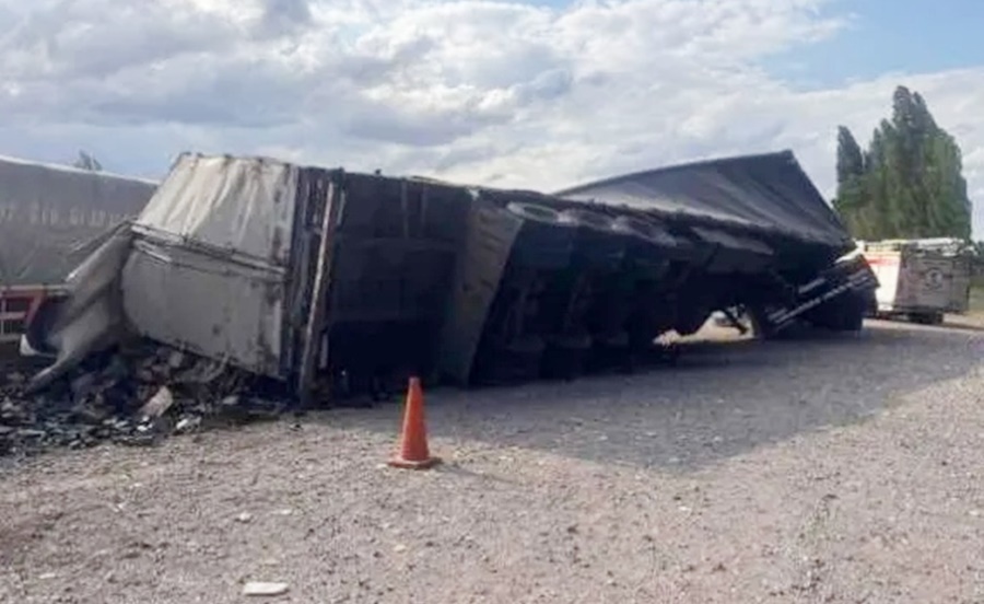 Vuelco en Mendoza terminó en saqueo y enfrentamientos con la policía