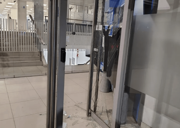 Detuvieron a un hombre tras provocar daños en una sucursal bancaria de Mendoza
