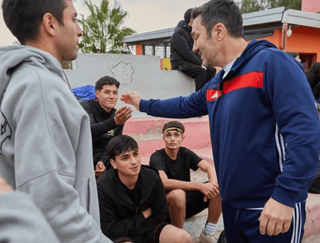 Luis Petri participó en Las Heras de un partido de fútbol junto a jóvenes de la fundación Mendocinos por el Futuro